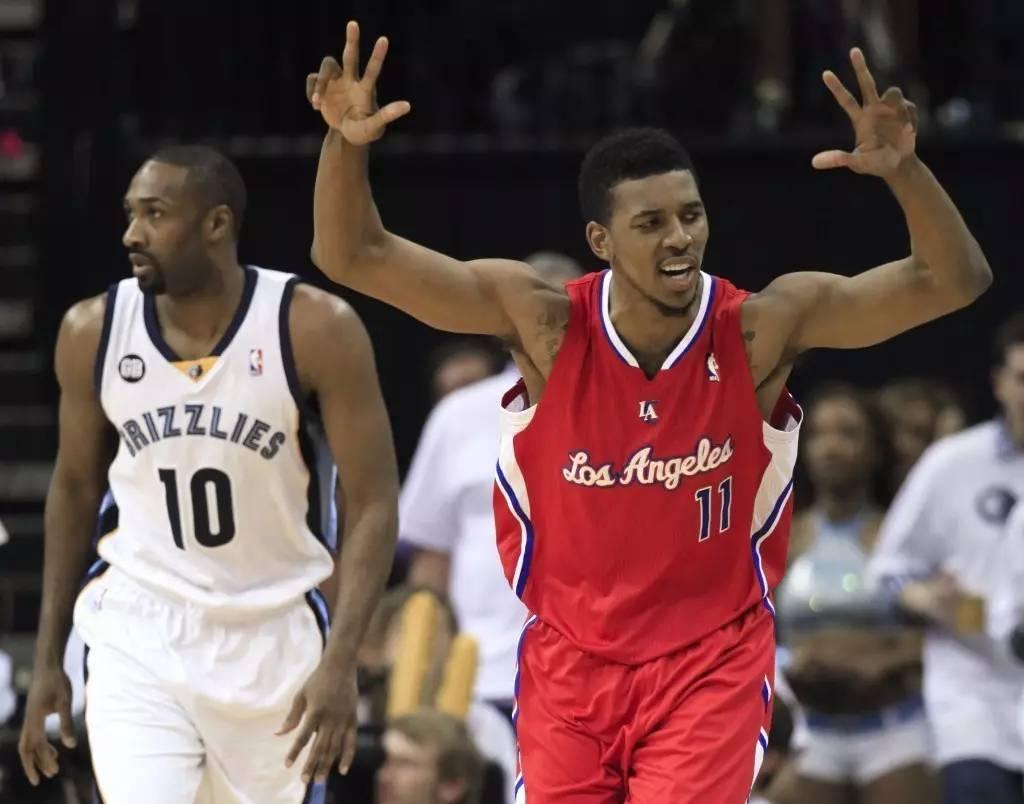 维持原判！布朗突破肘倒翟晓川后者阻挡 许利民交涉挑战也是失败（判罚维持！布朗突破肘击致翟晓川倒地判其阻挡，许利民挑战无果）