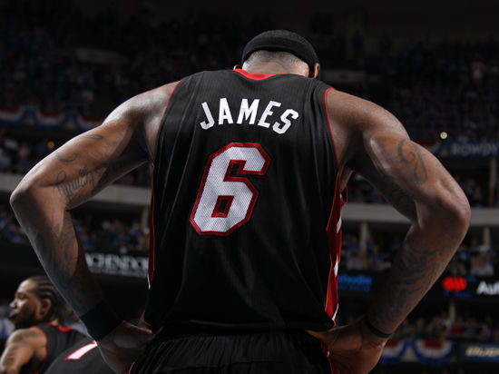 骑士老板：节日快乐骑士球迷们 让我们拿下圣诞大战继续连胜势头（骑士老板祝球迷节日快乐：圣诞大战拿下对手，连胜继续）