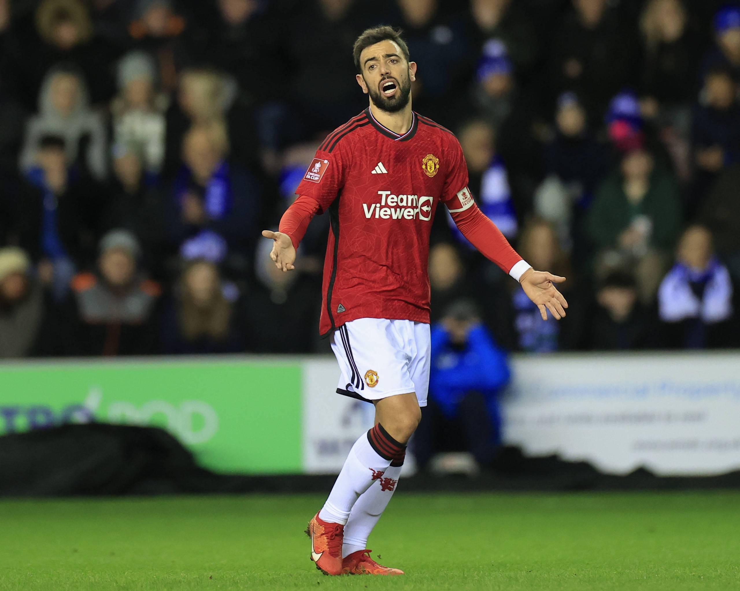 安全至上！NBA杯赛湖人弃用争议地板，恢复主场常规场地（因安全考量，湖人在NBA杯赛停用争议地板，恢复主场常规场地）