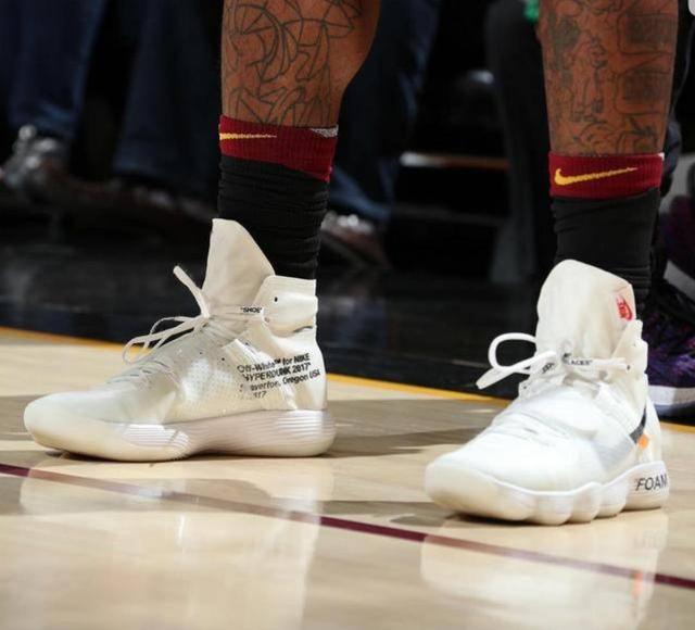 主裁：夸安萨拉拽丘库埃梅卡没判罚？这是极轻微、无效的拉拽（主裁解释未判罚夸安萨拉拽丘库埃梅卡：拉拽极轻微且无实质影响）